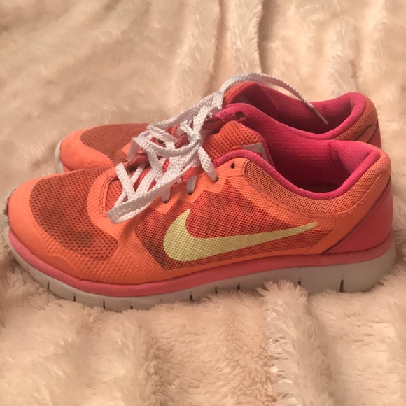 Gorgeous coral pink women’s Nike flex run sz. 6 - Picture 2 of 8